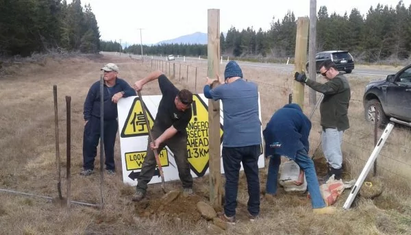 救救中国游客!新西兰路边竖起大大的中文“停”字路牌!