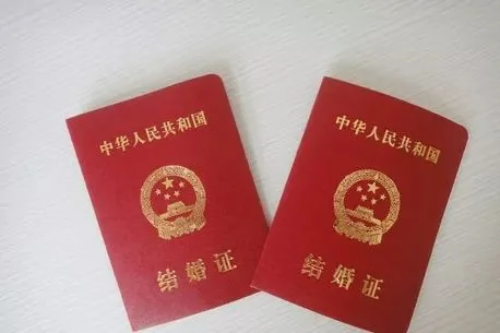 奇葩小偷想结婚 偷结婚证贴自己和女友照片!