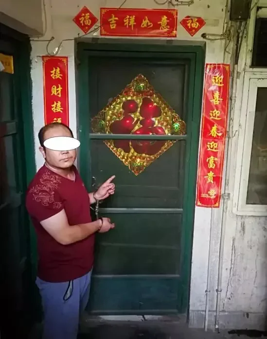 奇葩小偷想结婚 偷结婚证贴自己和女友照片!