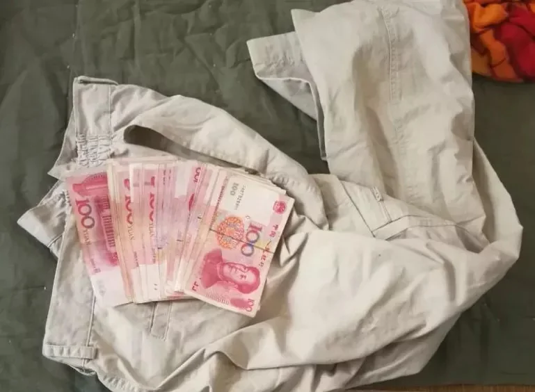 奇葩小偷想结婚 偷结婚证贴自己和女友照片!
