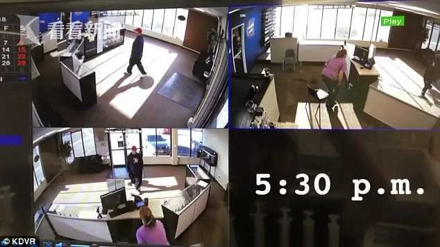 笨贼抢商店 面对女店员掏枪 枪掉逃跑裤子还掉了