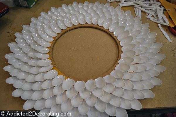 把一次性的塑料汤匙黏在纸板上 制作出让人疯抢的设计!