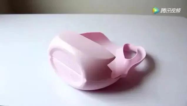 谁还买熨斗啊 洗衣液瓶剪两刀 衣服1秒变平整 太聪明了