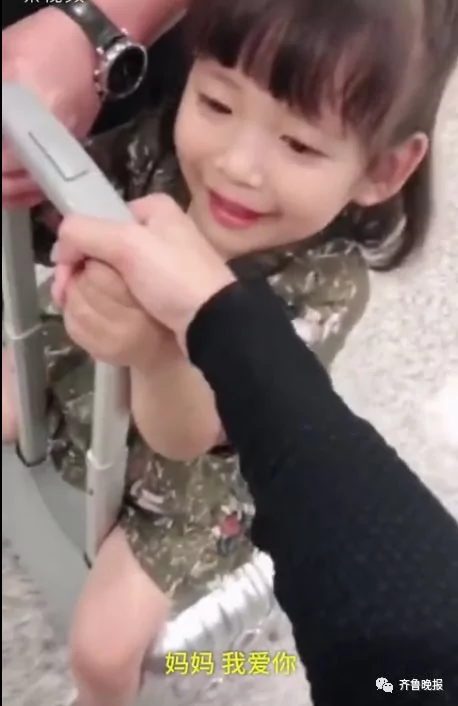 小女孩海边大喊:大海 我不想上幼儿园!网友:你会引起“海笑”