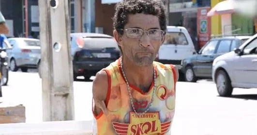 47岁的他“天生没双臂”被嘲笑 他却用双脚养活自己 路人全跪了!