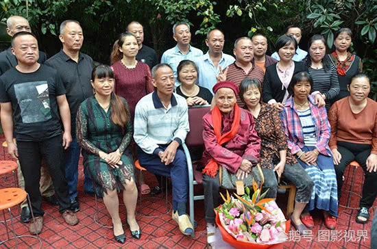六世同堂全家90多口人 耄耋儿子:还要向妈妈学习!