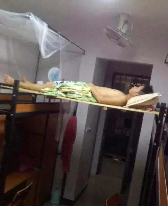 上万网友争着晒奇葩室友 网友评论让人笑劈叉