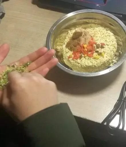上万网友争着晒奇葩室友 网友评论让人笑劈叉