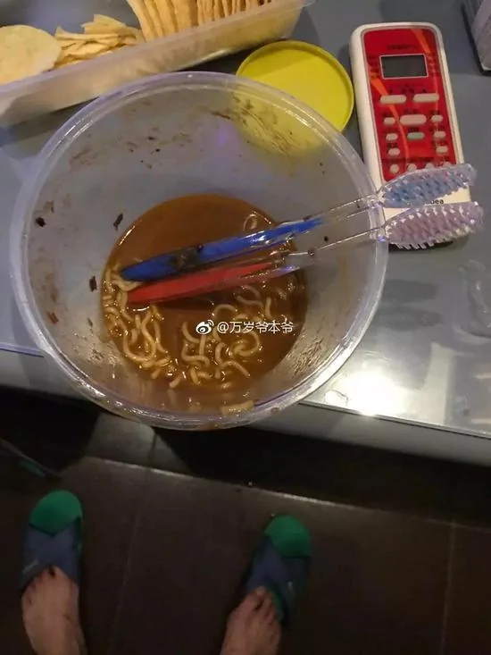 上万网友争着晒奇葩室友 网友评论让人笑劈叉