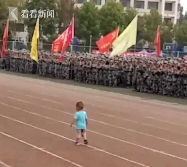 小宝宝误闯军训汇报现场 大摇大摆"检阅"新生!