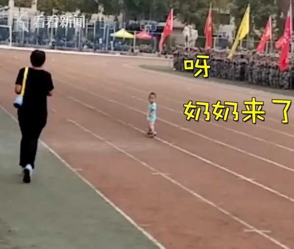 小宝宝误闯军训汇报现场 大摇大摆"检阅"新生!