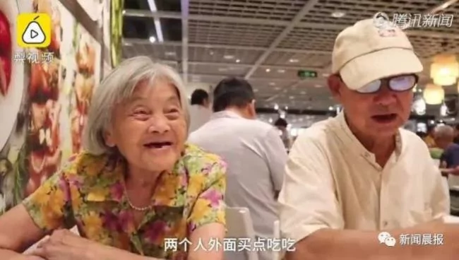 结婚59年不下厨 老夫妻天天牵手上街吃饭!