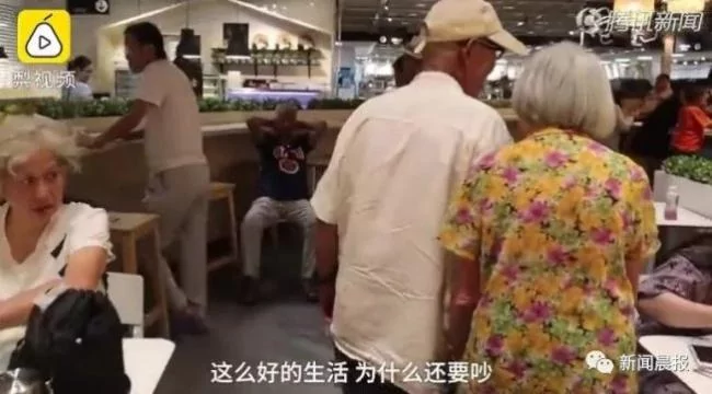 结婚59年不下厨 老夫妻天天牵手上街吃饭!