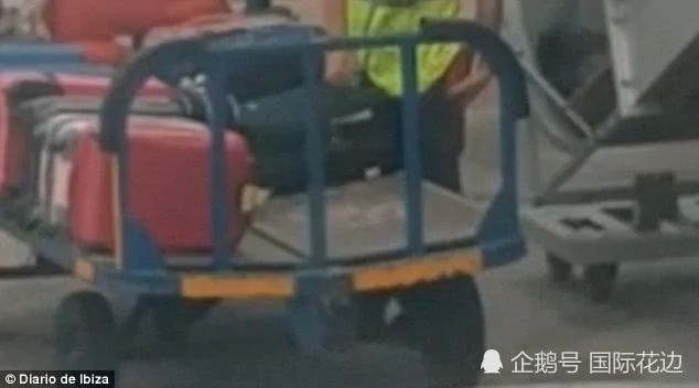 机场行李搬运工打开乘客行李箱盗窃 全程被抓拍!
