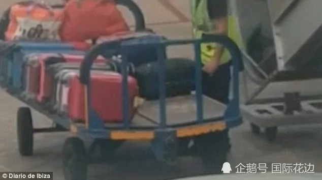 机场行李搬运工打开乘客行李箱盗窃 全程被抓拍!