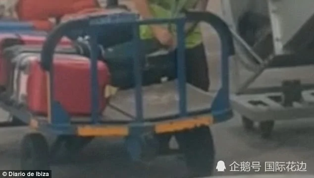 机场行李搬运工打开乘客行李箱盗窃 全程被抓拍!