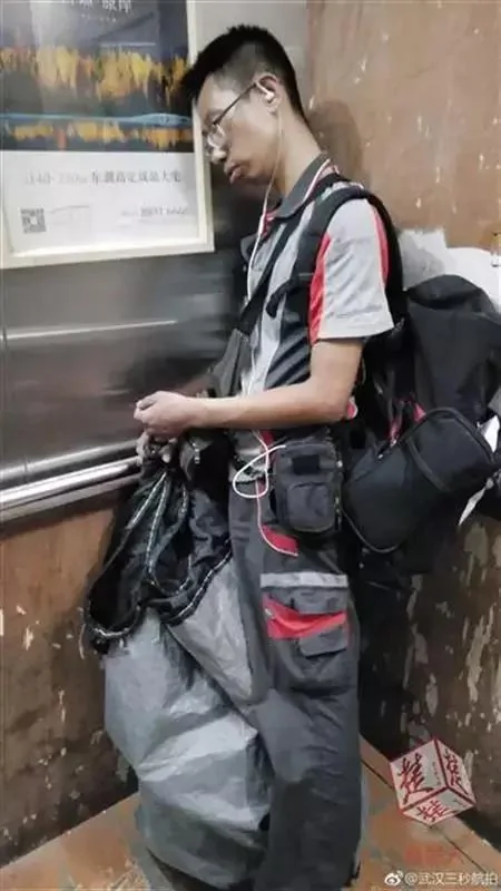 这个快递小哥睡觉火了…