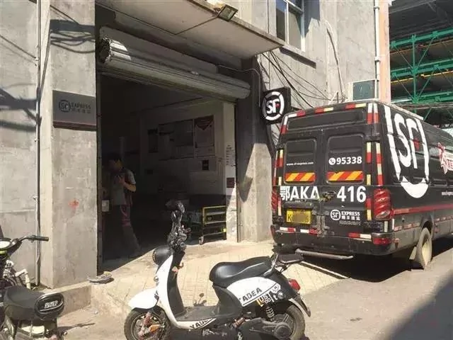这个快递小哥睡觉火了…