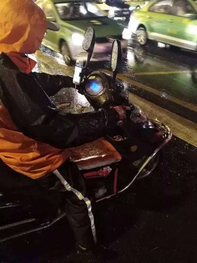 这个快递小哥睡觉火了…