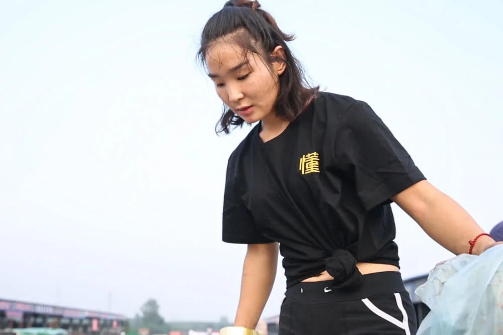 美女开18米大货车 霸气征婚:月入2万 我养你!