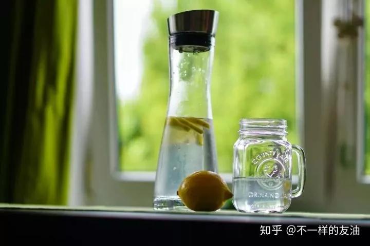 她在床头放了2只柠檬 一个月后发生了可喜的变化!