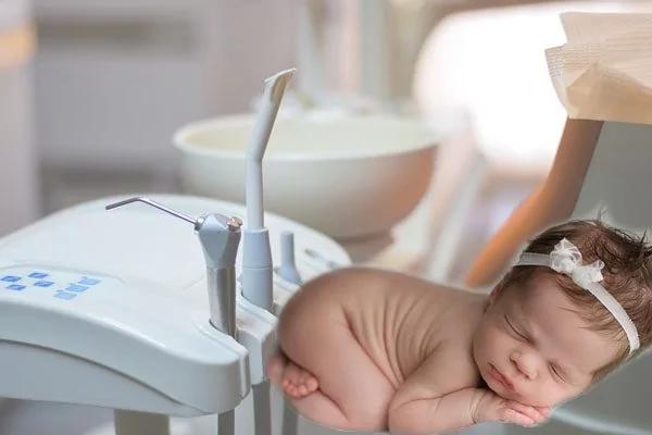 極罕見！英國一女嬰出生僅12天就去拔牙 成為最年輕病人~