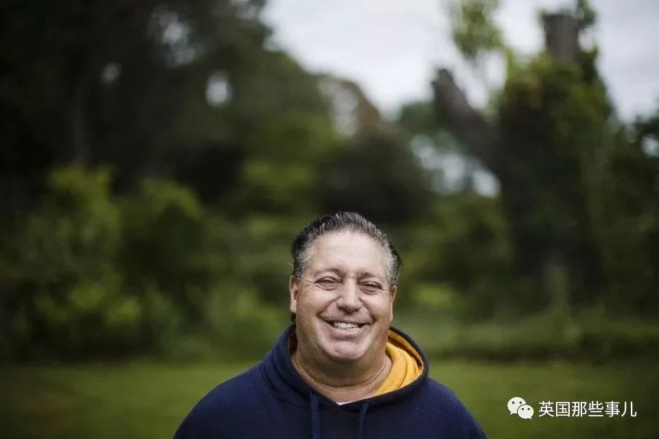 火车上刮胡子被录像遭网友嘲讽 而真相揭开后