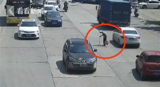 小伙逼停马路中汽车 只为车流中穿马路的老奶奶!