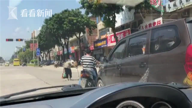 小伙逼停马路中汽车 只为车流中穿马路的老奶奶!