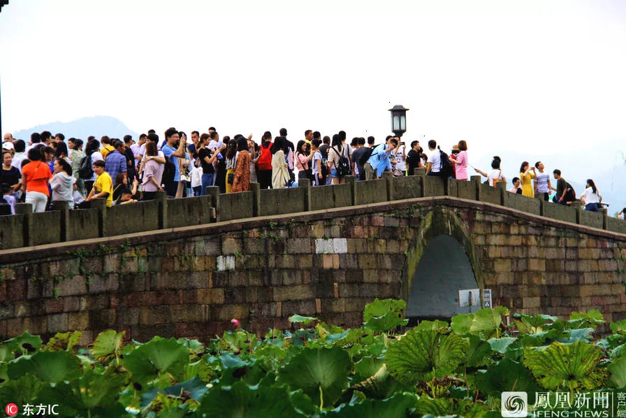 实拍:人山人海的中秋节假期又到了…!