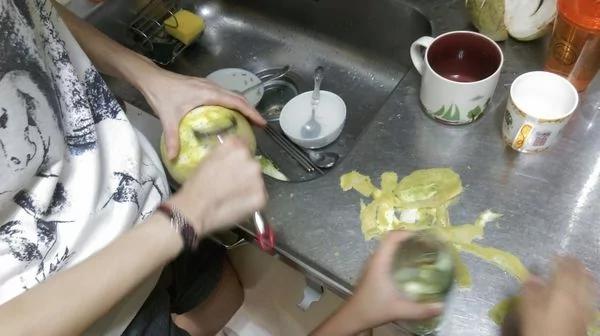 自制柚子皮洗碗精 废物利用小帮手