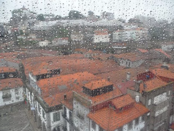 省钱最高境界!暴雨天西安奇葩阿伯头伸窗外洗头