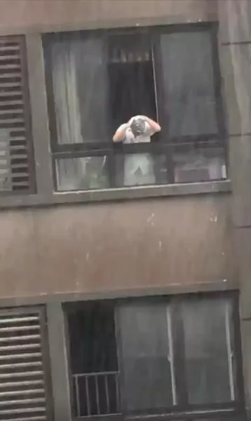 省钱最高境界!暴雨天西安奇葩阿伯头伸窗外洗头