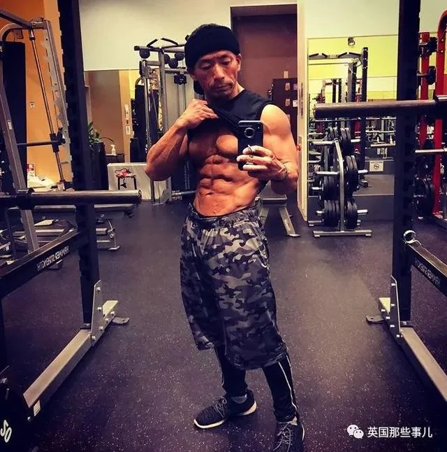 捧着仓鼠晒肌肉…这位“杀手”大叔的画风真是健身界的一股清流