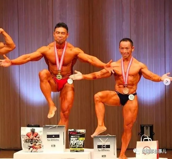捧着仓鼠晒肌肉…这位“杀手”大叔的画风真是健身界的一股清流