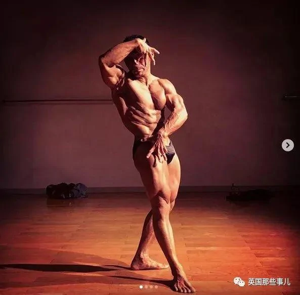捧着仓鼠晒肌肉…这位“杀手”大叔的画风真是健身界的一股清流