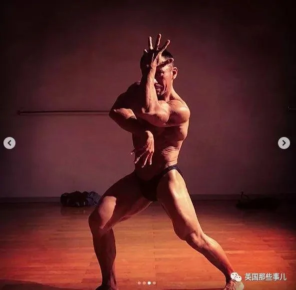 捧着仓鼠晒肌肉…这位“杀手”大叔的画风真是健身界的一股清流