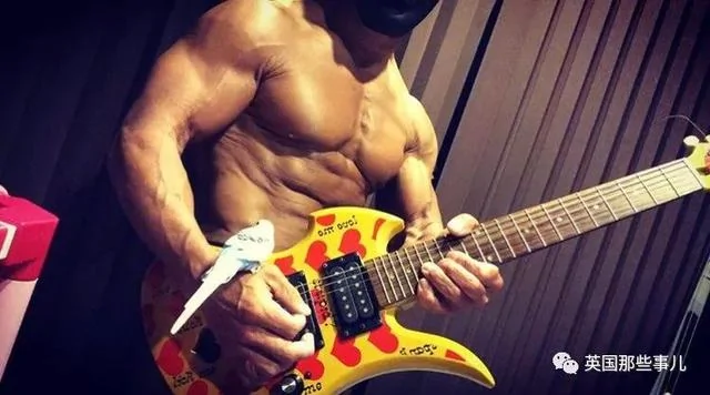 捧着仓鼠晒肌肉…这位“杀手”大叔的画风真是健身界的一股清流