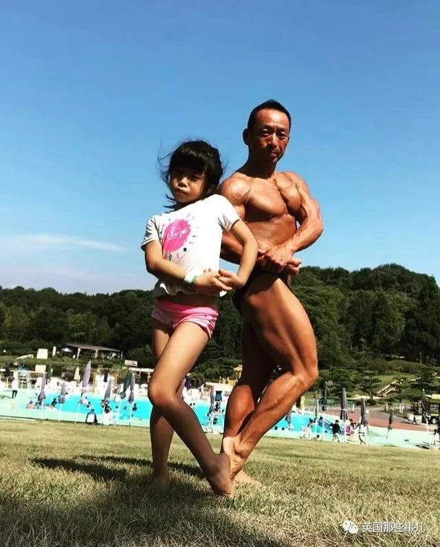 捧着仓鼠晒肌肉…这位“杀手”大叔的画风真是健身界的一股清流