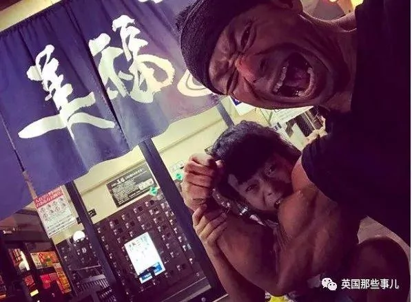 捧着仓鼠晒肌肉…这位“杀手”大叔的画风真是健身界的一股清流
