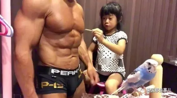 捧着仓鼠晒肌肉…这位“杀手”大叔的画风真是健身界的一股清流