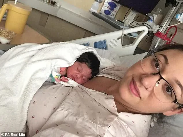 女婴顶着一头浓密头发出生惊呆护士 常被人问是否戴假发!