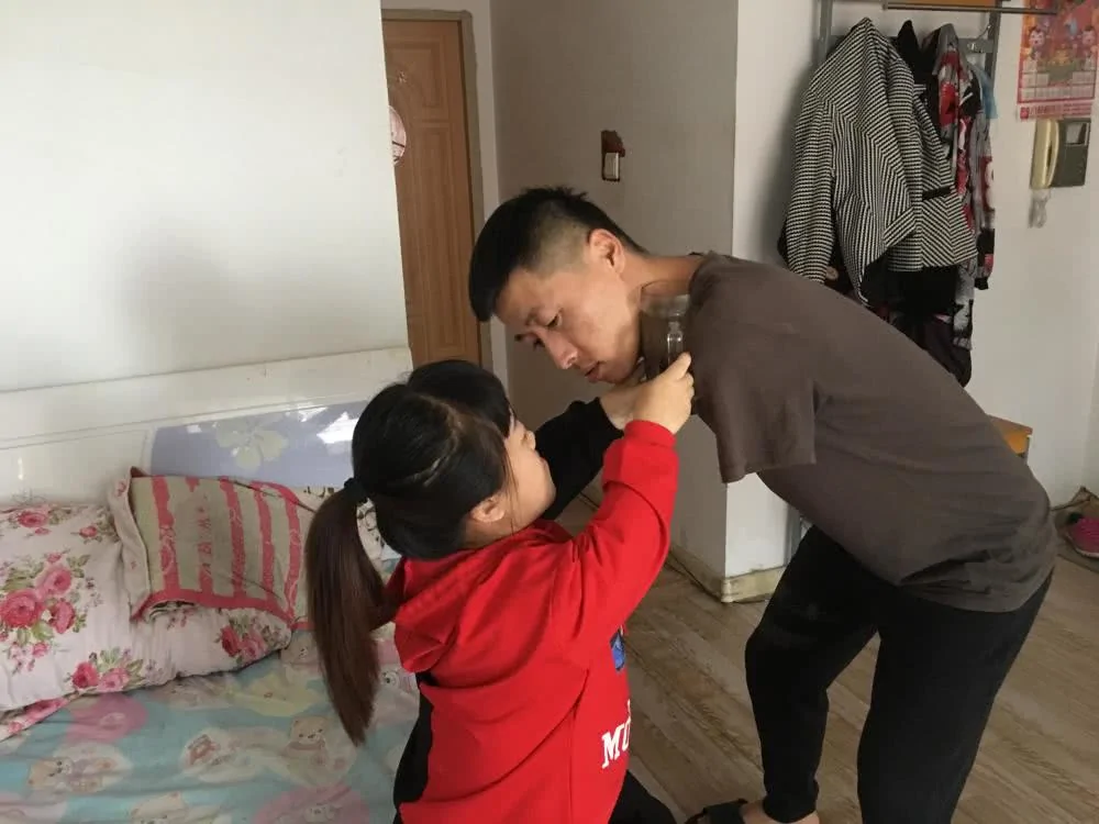 1.8米无臂男恋上1.1米女 给岳父表演一字马才同意俩人交往!