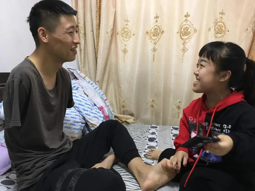 1.8米无臂男恋上1.1米女 给岳父表演一字马才同意俩人交往!