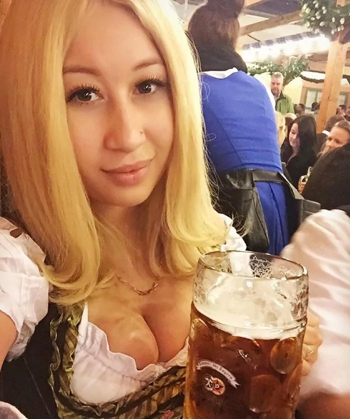 一俄罗斯女子墓碑引关注:和iPhone一模一样还有二维码