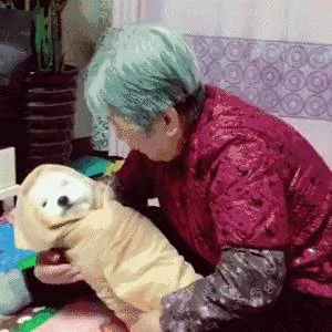 奶奶养大的狗 果然不同凡响!