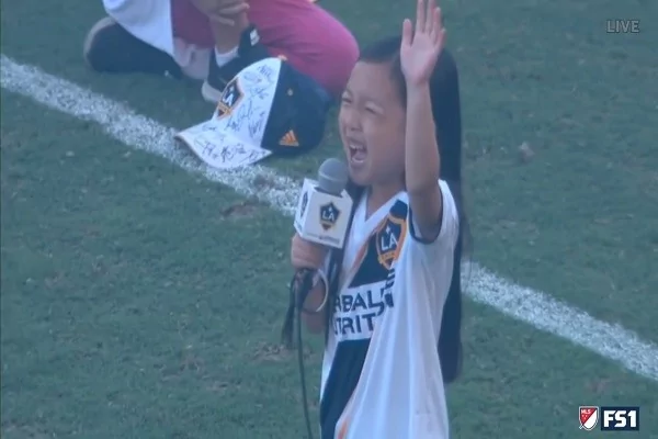 7岁亚裔女孩高亢歌声 MLS观众席上爆出如雷掌声!
