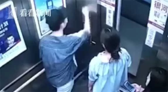 男子多次按电梯面板没反应 5分钟踢打电梯90余次！
