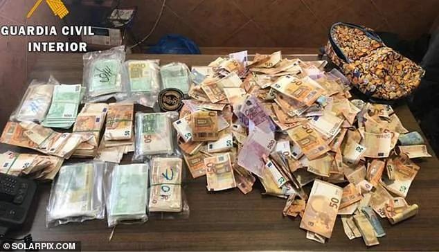图为捡到的现金。