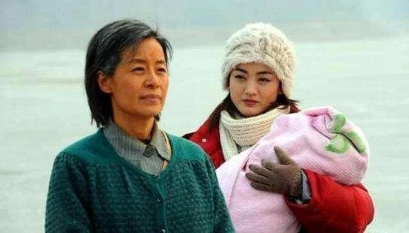 生完孩子 婆婆来看孙子 打开她带来的大箱子 我吓得扔了出去!
